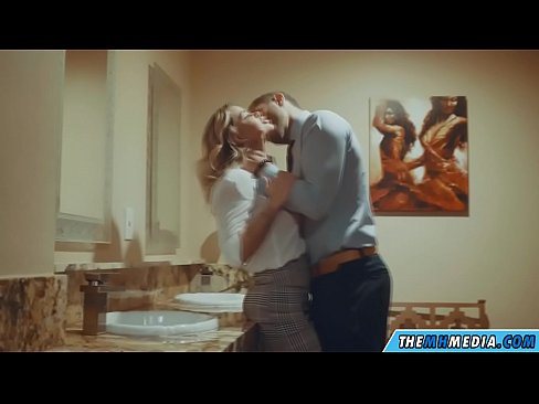 ❤️ Kiam belplena blondulo delogas vin en publika necesejo ❌ Pornvideo ĉe eo.light2cloud.top